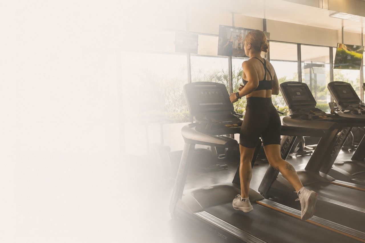 Aneta running on a treadmill in a gym